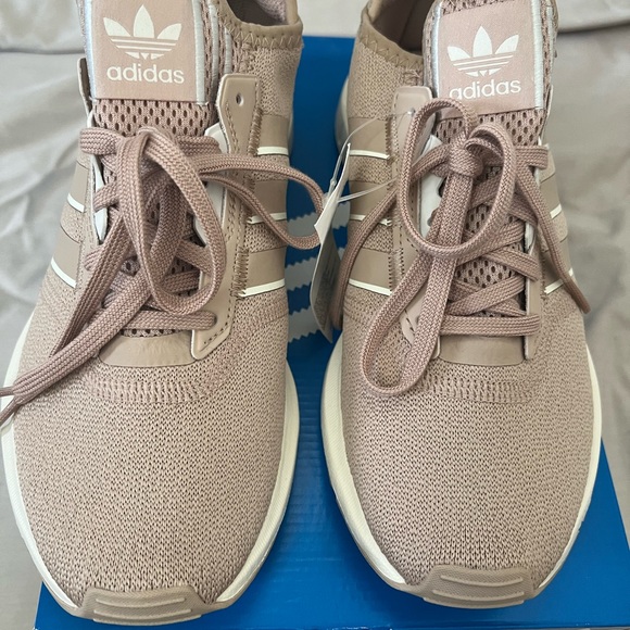 Adidas swift run - women’s size 8 - Picture 2 of 3